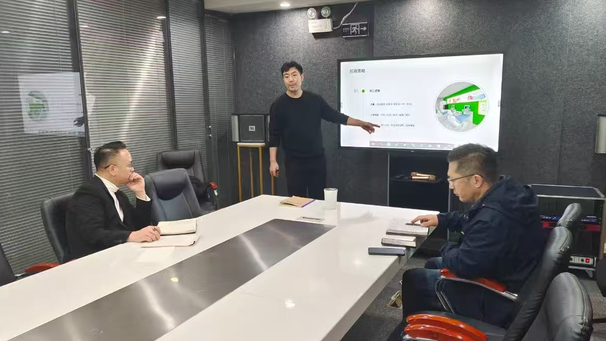 企业团队讨论 AI 流程和业务自动化